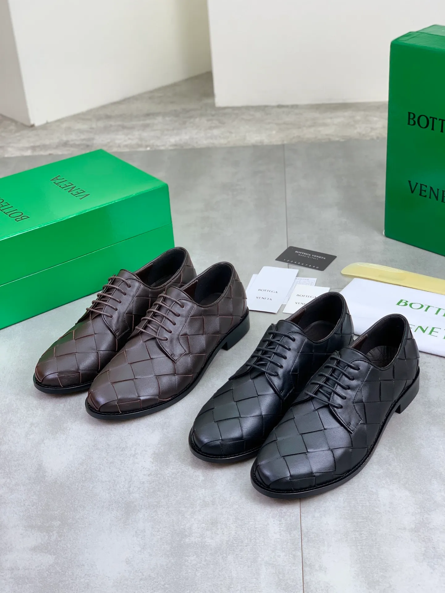 Factory price P860💰Top quality (genuine leather outsole series)💎💎💎 BOTTEGA VENETA official website synchronizes the latest model, top version of the highest version of BV business leather shoes in the market, accept material comparison, shoe type comparison, process comparison, practical and textured, versatile and suitable for any occasion, the more you look at it, the more flavorful it becomes. Pure hand-woven craftsmanship - upper material, imported original hand-woven calfskin - high-quality water-dyed cowhide inside - original private model customized handmade leather outsole -Size: female 35-39 (34 40 customized) male 39-44 (38 45 customized) Comes with original BV green box, complete packaging.